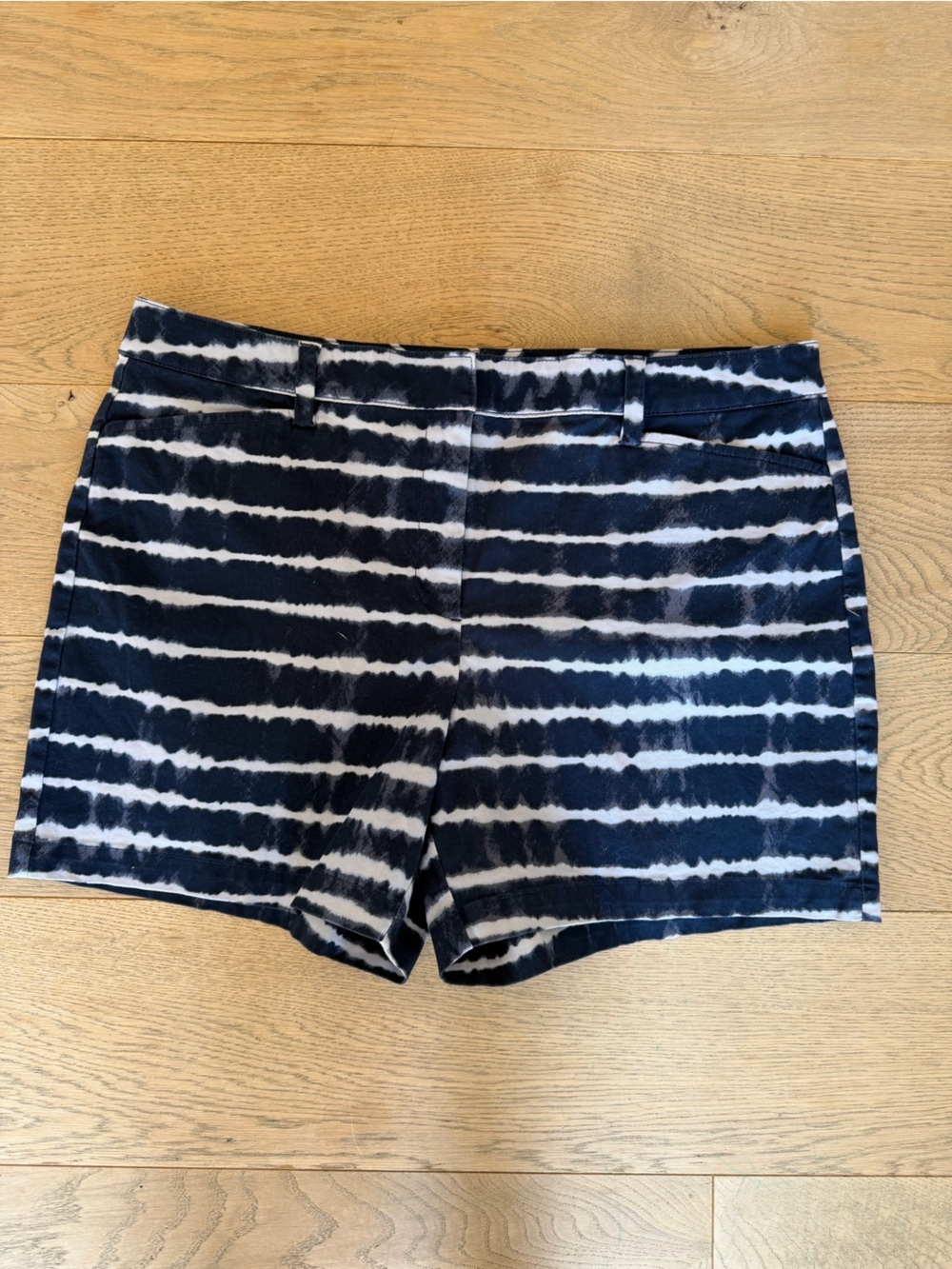 Lands’ End Tie Dye Stripe Bermuda Shorts Women’s Size 16 Navy White
